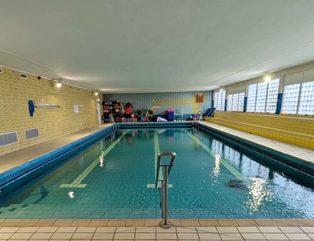 Die Schwimmhalle Innenaufnahme Kleinschwimmhalle Borth